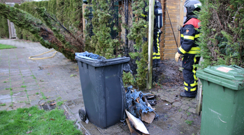 De brand veroorzaakte schade aan een coniferenhaag en een biobak.