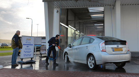 Vandaag kunnen senioren gratis hun auto laten wassen.