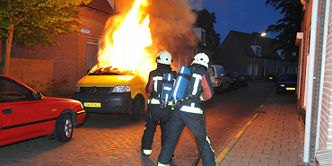 Busje brandt uit in Arnemuiden