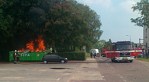 Toen de brandweer ter plekke kwam stond de container volledig in brand.