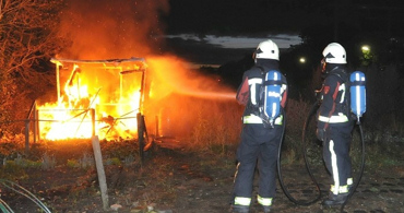 Tuinhuisje gaat in vlammen op in Arnemuiden