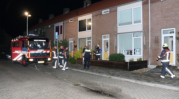 De brandweer in de Henri Dunantstraat in Oost-Souburg.