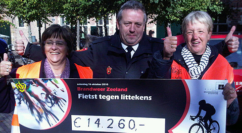 Peter van Dijk en vertegenwoordigers van de Brandwondenstichting met de cheque.