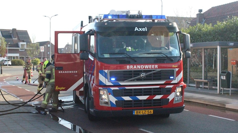 De brandweer bij de brand in Axel.