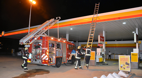 De brandweer bij de benzinepomp langs de A58 bij Arnemuiden.