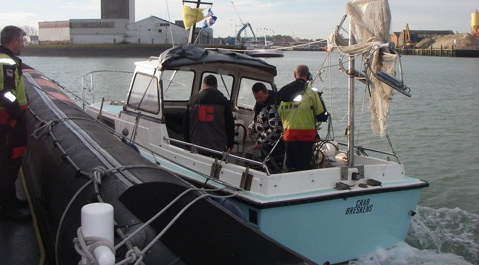 De sportvisboot werd op sleeptouw genomen naar de haven in Breskens.