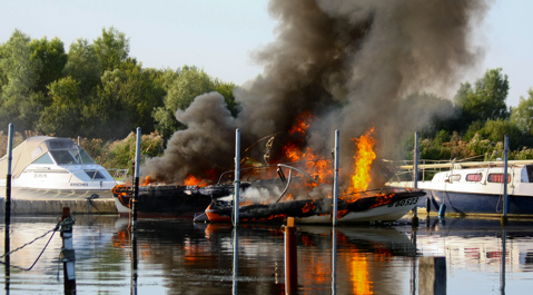 Twee boten gingen in vlammen op.