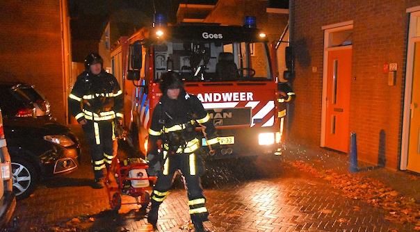 De brandweer in de Rozemarijnstraat in Goes.