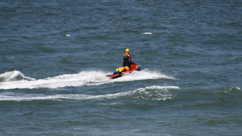 De twee werden uit zee gered met behulp van een reddingswaterscooter.