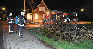 Snoeiafval in brand in Arnemuiden