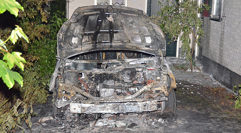 De auto in Koudekerke is volledig uitgebrand.