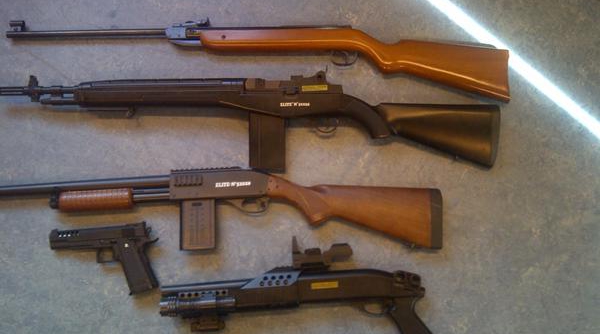 De wapens die werden aangetroffen in Kloosterzande.