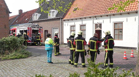 Bij aankomst van de brandweer stond een huis vol rook.