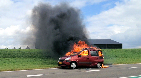 De felle autobrand op de Oost Westweg bij Colijnsplaat.