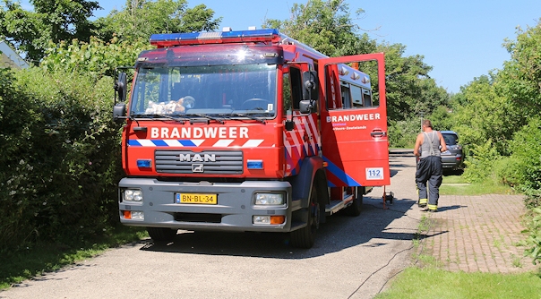 De brandweer bij de vakantiewoning in Zoutelande.