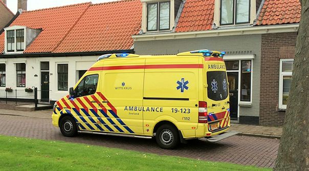 De ambulancedienst bij de Vlissingse woning.