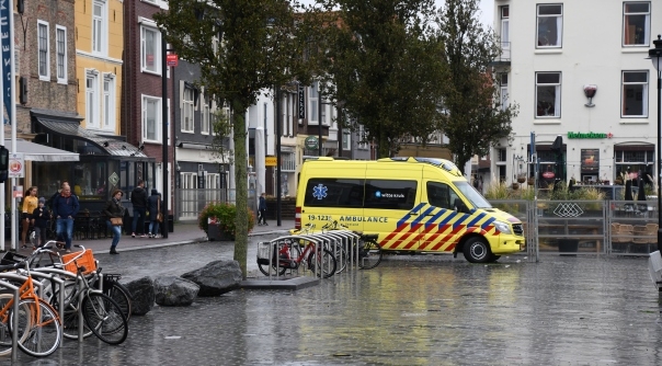 De ambulance op de Nieuwendijk in Vlissingen.