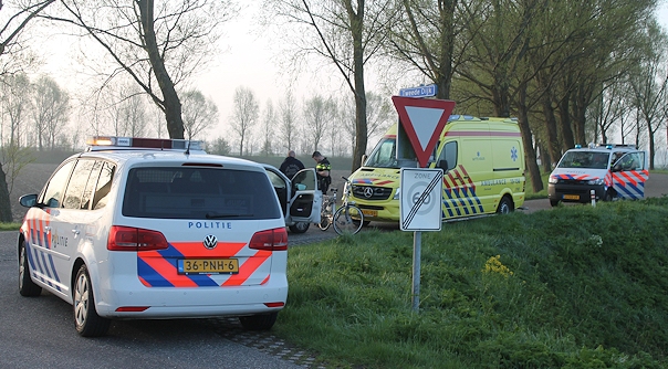 De fietser werd met een ambulance naar het ziekenhuis gebracht.