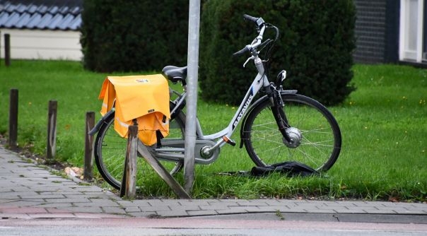 De fietser is door de ambulancedienst weggebracht.