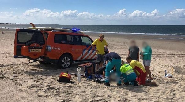 De persoon is door de strandwacht naar de ambulance gebracht.