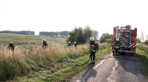 De brandweer aan de Oude Kraaijertsedijk in 's-Heer Arendskerke.