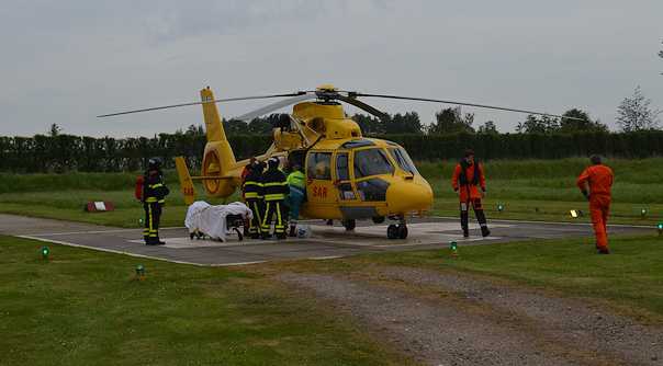 De SAR helikopter landde bij het ziekenhuis in Goes.