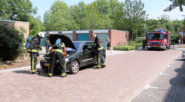 De brandweer bij de auto in Middelburg.