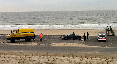 Met behulp van een Unimog is de auto weer van het strand getrokken.