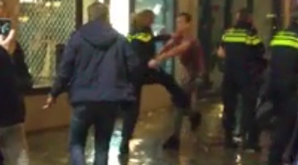 In de video is te zien dat de politie schopt en slaat.