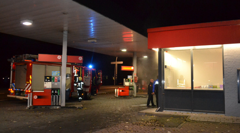 De brandweer ter plaatse bij het tankstation.