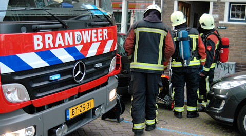De brandweer bij de brand aan de Veersesingel in Middelburg.