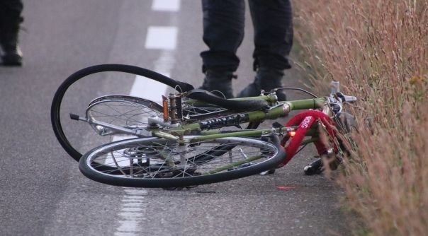 De fietser is een 30-jarige man uit 's-Hertogenbosch, zo meldt de politie.
