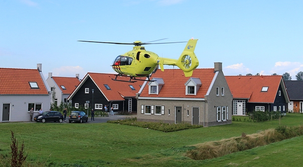 De traumahelikopter op het vakantiepark in Nieuwvliet.