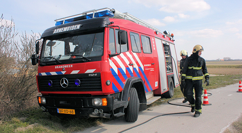 De buitenbrand aan de Nieuwlandseweg in Arnemuiden.