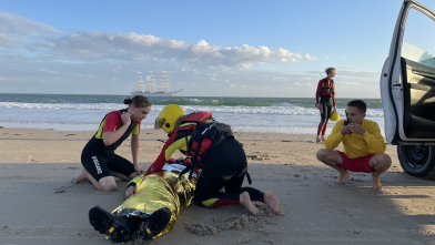 Strandwachten en KNRM oefenen op strand Zoutelande