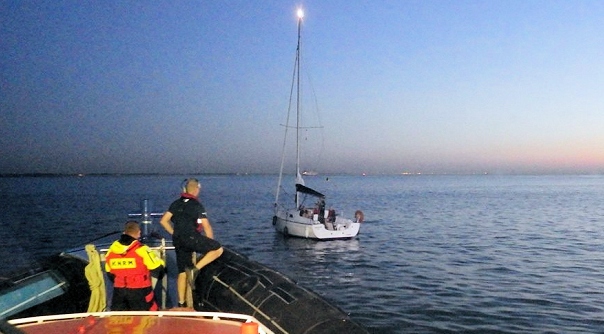 Het zeiljacht is door de reddingsboot naar de haven gesleept.