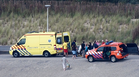 Strandwachten verleenden eerste hulp bij het ongeluk.