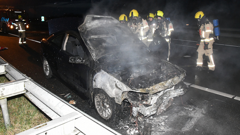 Na de botsing vloog één van de voertuigen in brand.