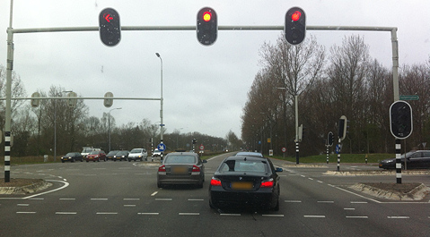 De politie rijdt door rood op de kruising Torenweg - Schroeweg.
