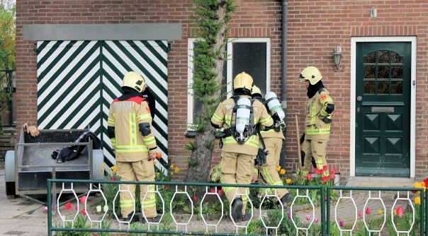 De brandweer bij de woning in Sint-Annaland.