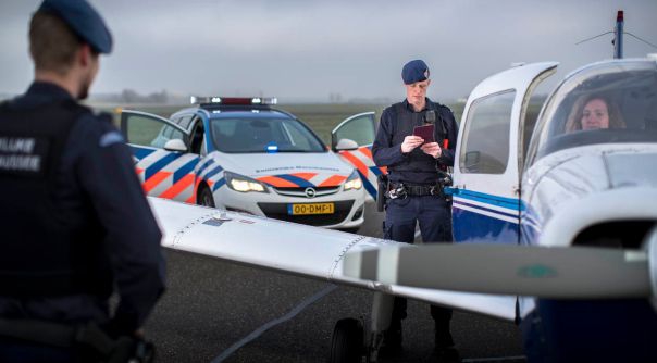 Marechaussee vraagt hulp burgers voor opsporen criminaliteit bij vliegvelden.