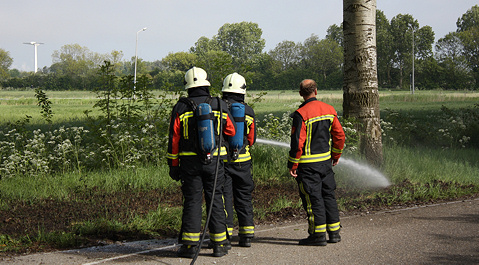 De brandweer bij de bermbrand aan de Oude Vlissingseweg