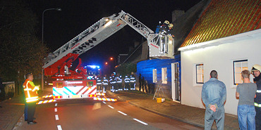Brand in dak woning Veerseweg Zanddijk