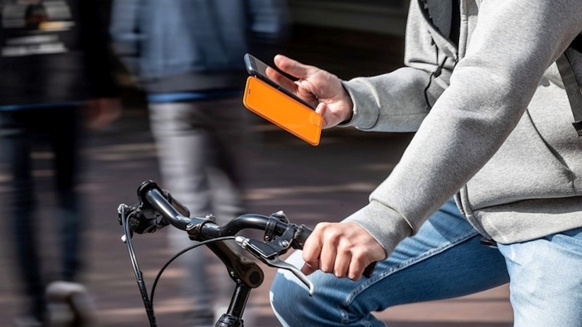Boetes voor vasthouden mobiel op de fiets