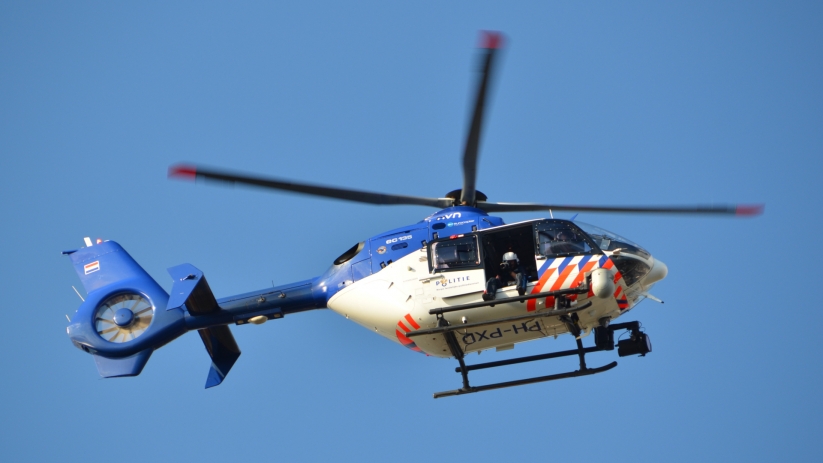 Politie zoekt inbrekers met helikopter en hond