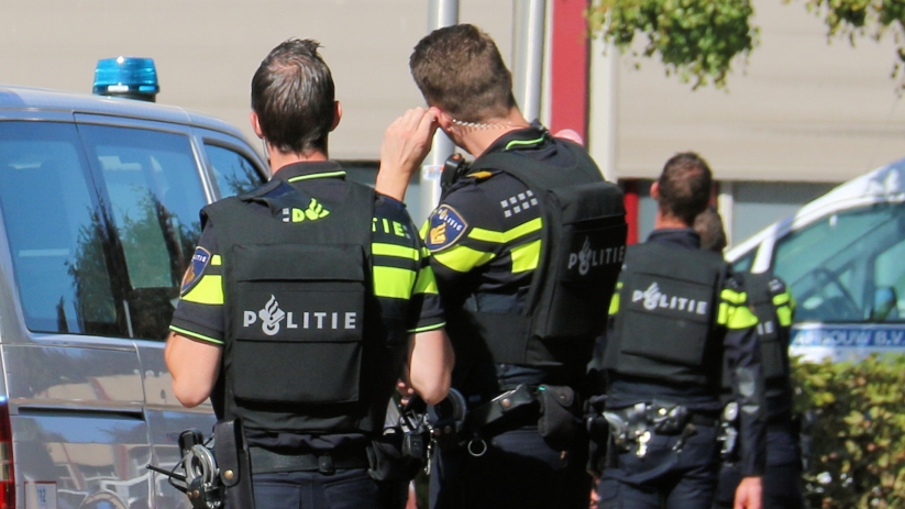 Agenten met getrokken pistolen in Oostburg, één persoon aangehouden