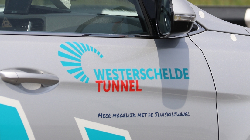Tunnel dicht na scharen auto met aanhanger