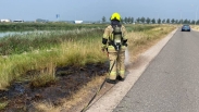 Stuk berm in brand bij parallelweg N57 Serooskerke
