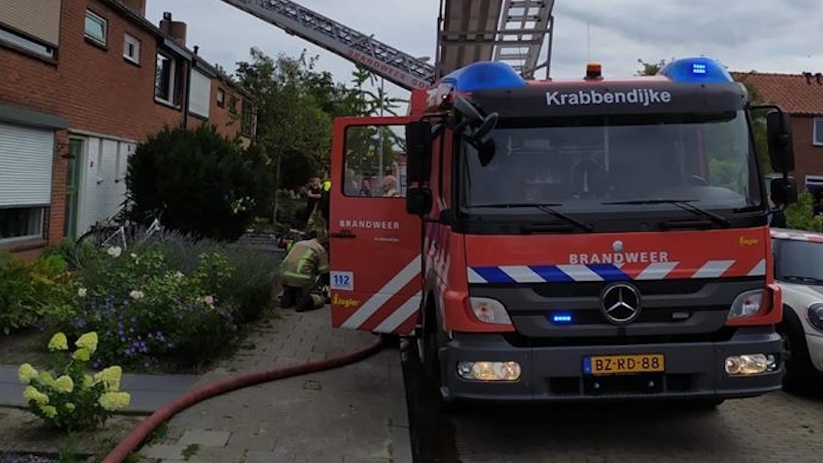 De brandweer aan de Morlodestraat in Krabbendijke.