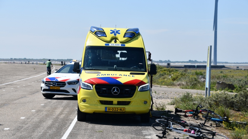 De beide wielrenners zijn per ambulances naar het ziekenhuis gebracht.